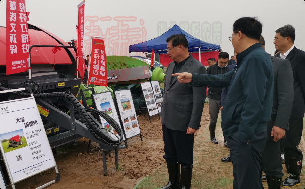 世达尔、优牧达打捆机参加湖北首届新型农机田间展活动