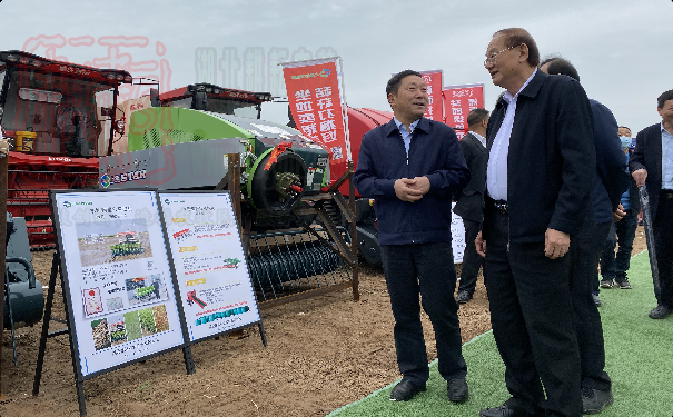 世达尔、优牧达打捆机参加湖北首届新型农机田间展活动